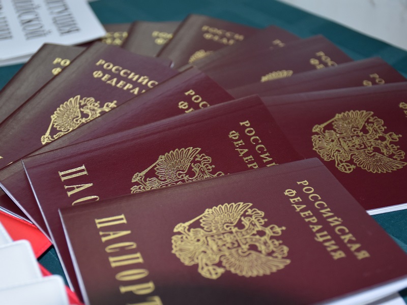 13 юных шекснинцев получили паспорта граждан Российской Федерации в День Государственного флага России.
