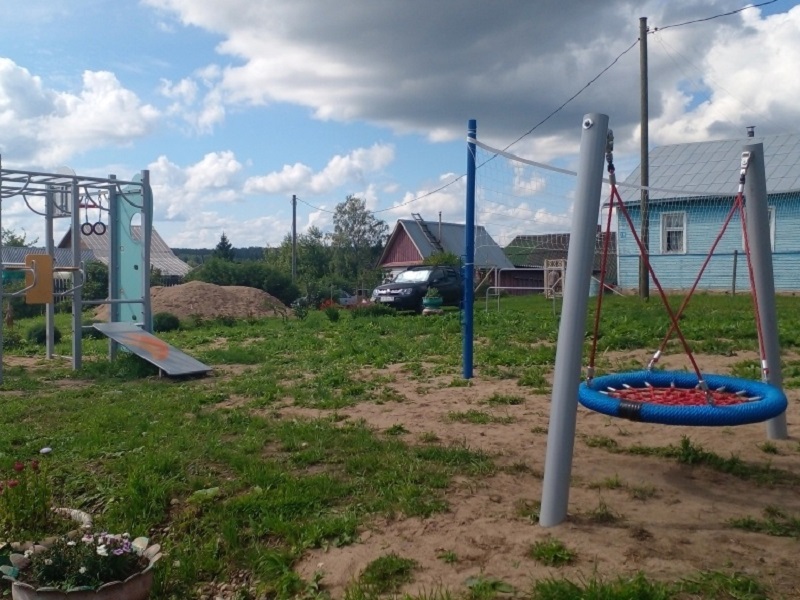 Еще в одной деревне Сиземского сельского поселения благоустроено достойное место для прогулок детей.