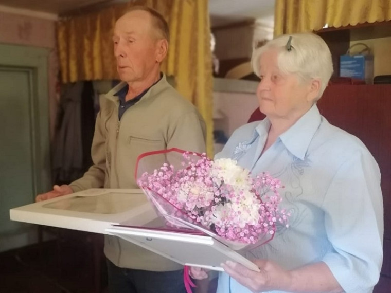 Изумрудную свадьбу отмечают пары, которым посчастливилось прожить в браке 55 лет.