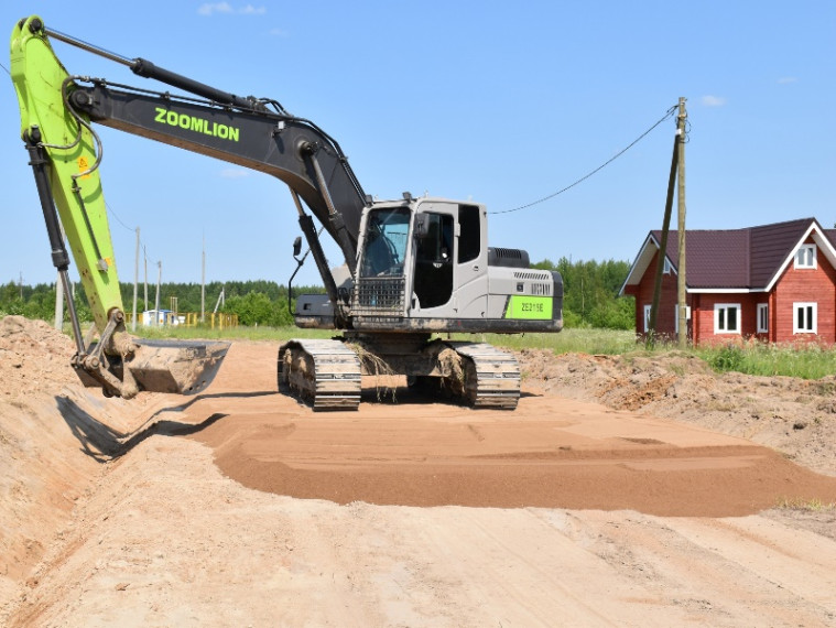 В Чуровском продолжаются работы по устройству дороги к земельным участкам, выделенным многодетным семьям..