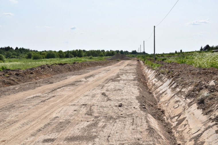 В Чуровском продолжаются работы по устройству дороги к земельным участкам, выделенным многодетным семьям..