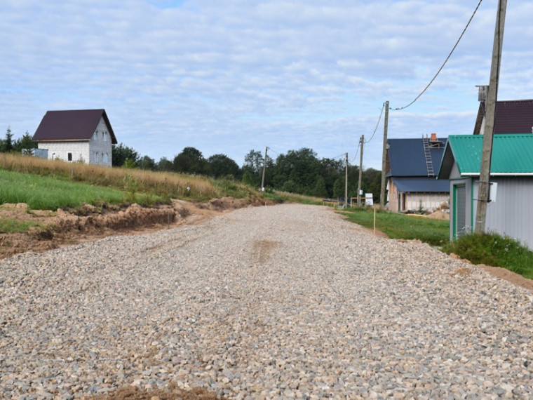На улице Молодежной в деревне Прогресс продолжаются работы по устройству дороги к земельным участкам, выделенным многодетным семьям.